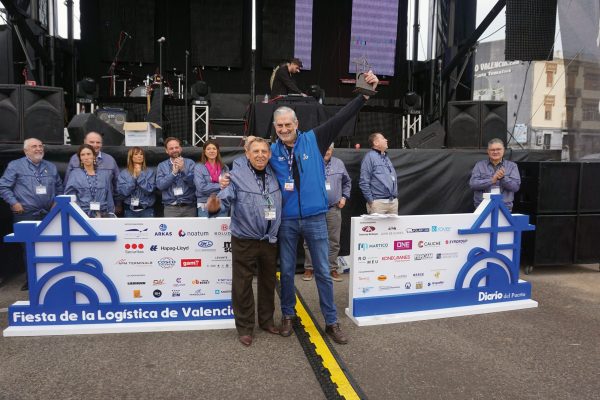Alfredo Soler y Paco Prado con el premio especial del Jurado, que fue para la paella de Heisterkamp